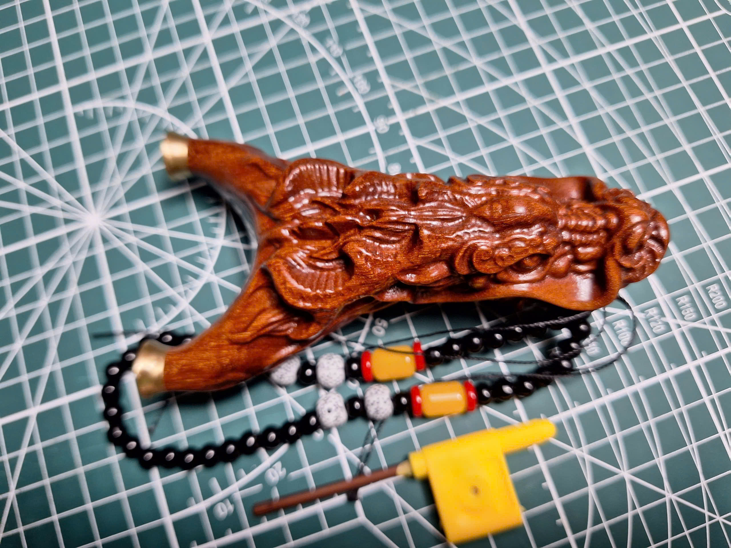 ná cao su gỗ cẩm lai điêu khắc rồng 2 ná cao su gỗ cẩm lai điêu khắc rồng